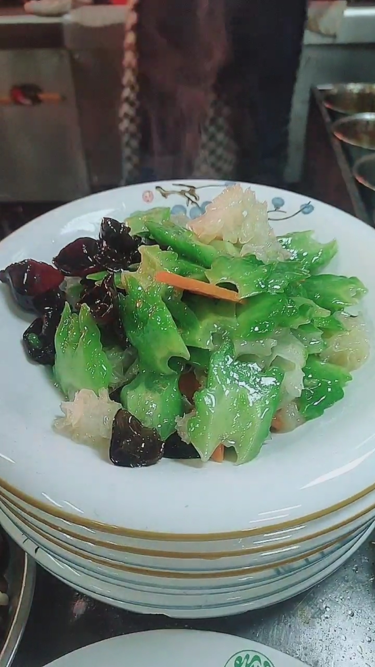 秀出你的拿手菜#养颜小炒,原来就是苦瓜炒银耳木耳.