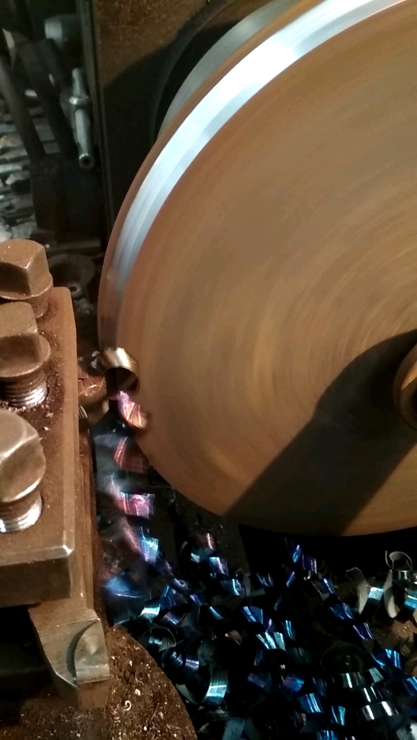 没磨断屑槽的车刀