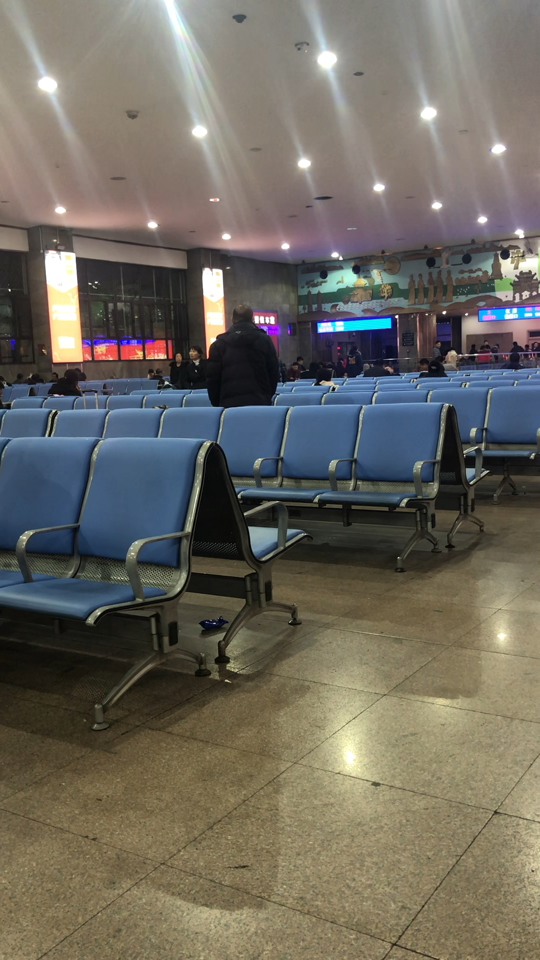 春运太原火车站候车室空空如也!