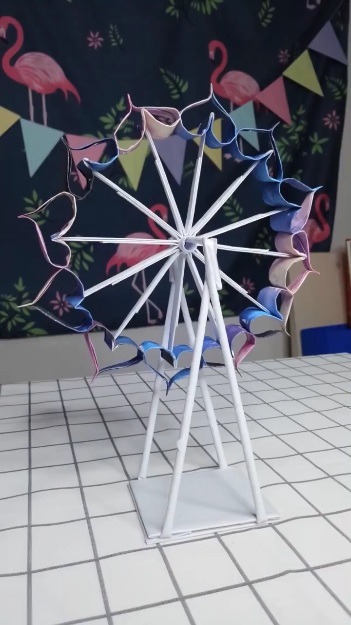 这是高手#用纸做的摩天轮,下个视频发教程哦