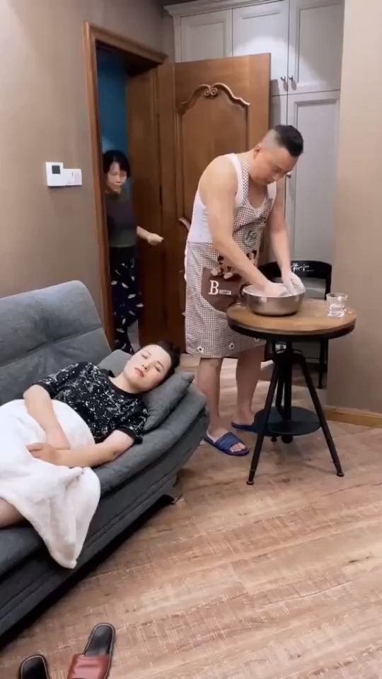 搞笑段子剧#儿媳妇大中午还在睡,也不帮老公的忙,婆婆竟然这样做