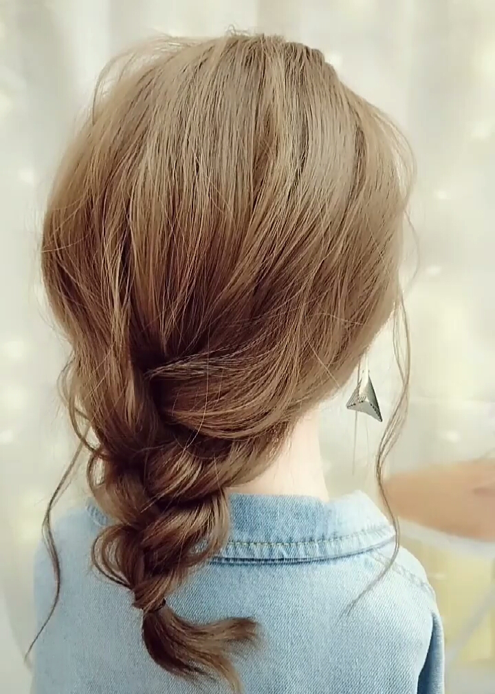 这样的发型戴帽子真的特别好看,特别是夏天喜欢出去玩的小仙女们,百搭