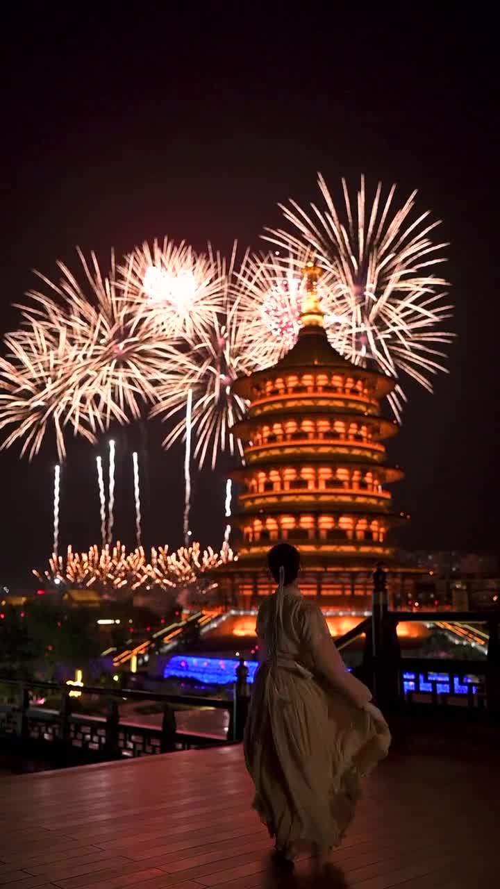 真的好像古代偷跑出去看烟花的大小姐呀