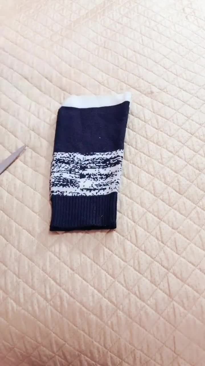 不穿的旧毛衣可以废物利用,改造成手套和帽子