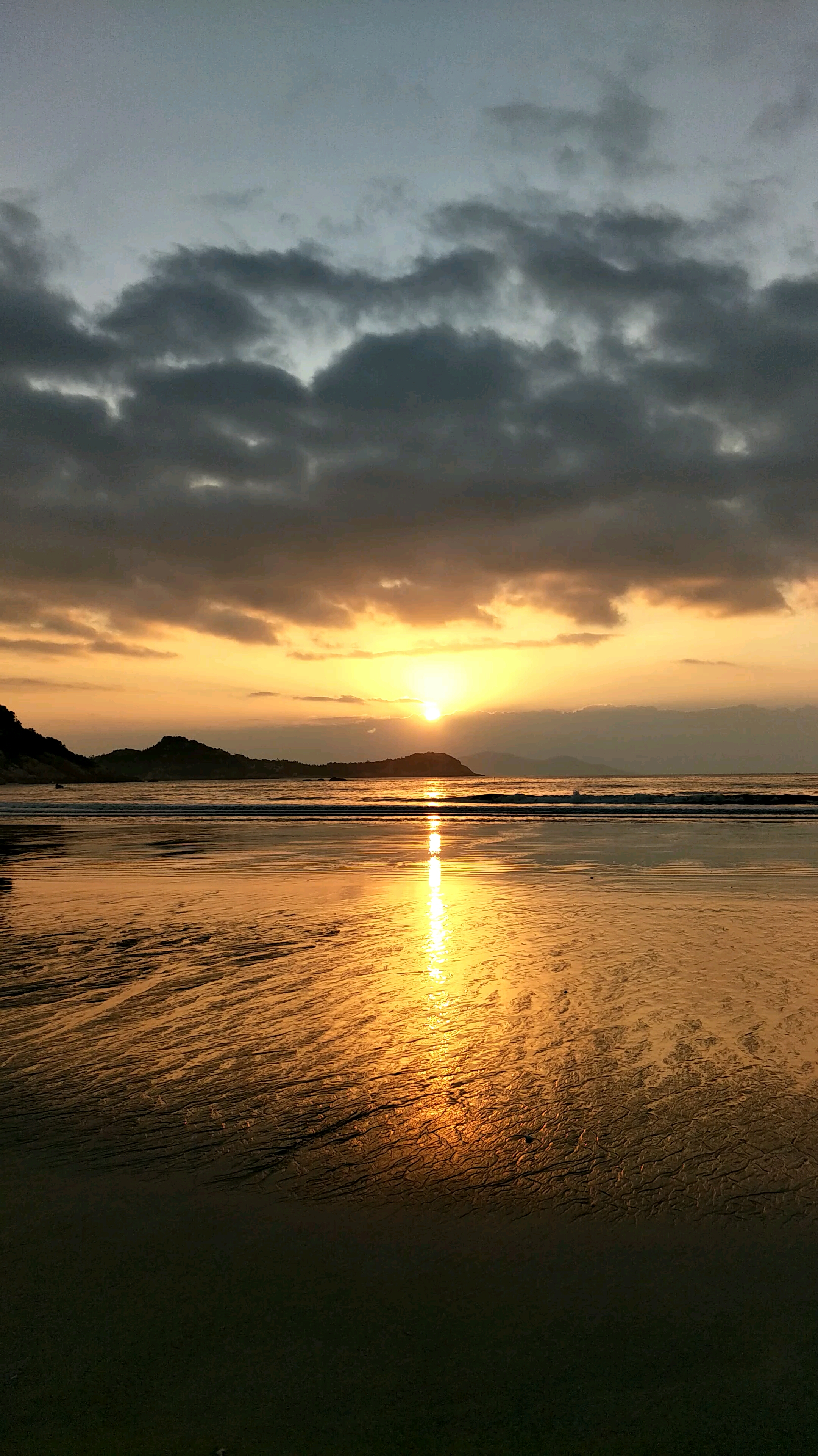 太阳越出云层,金光即刻照满大地