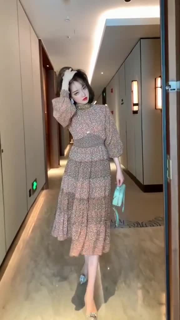 已婚女性春装这样穿,优雅连衣裙女人味十足206