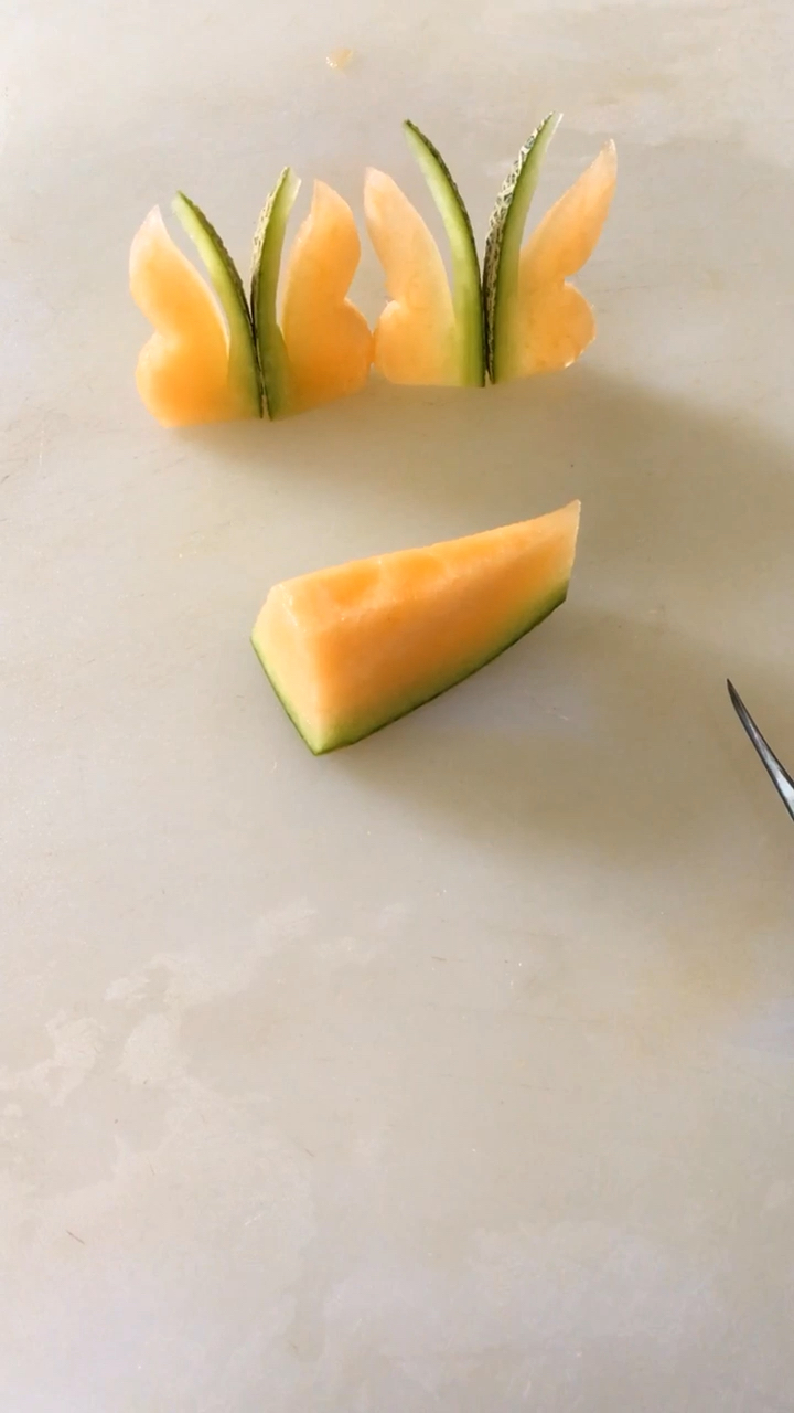 美食#哈密瓜做的简单蝴蝶造型,一看就会