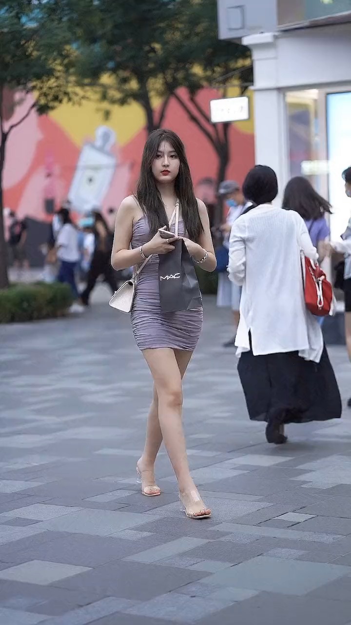街拍#三里屯微胖裙子小姐姐穿搭-度小视