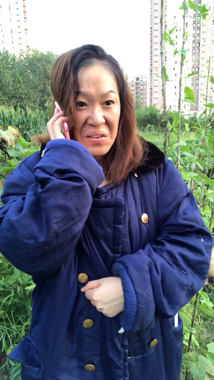 生活小妙招#农村邋遢大妈看电影遭嫌弃,打扮后惊呆众人