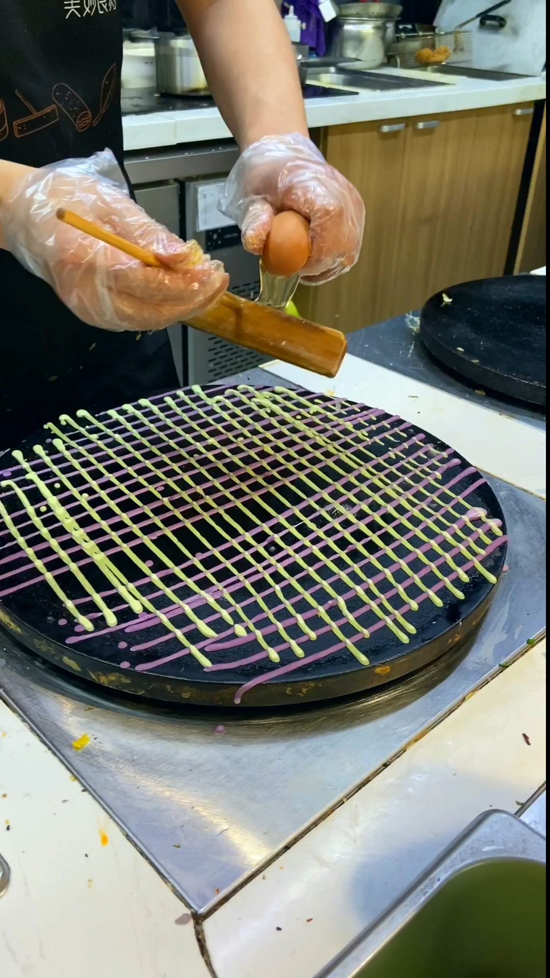 90后小伙做网格煎饼,一天30斤面.每天都忙不停