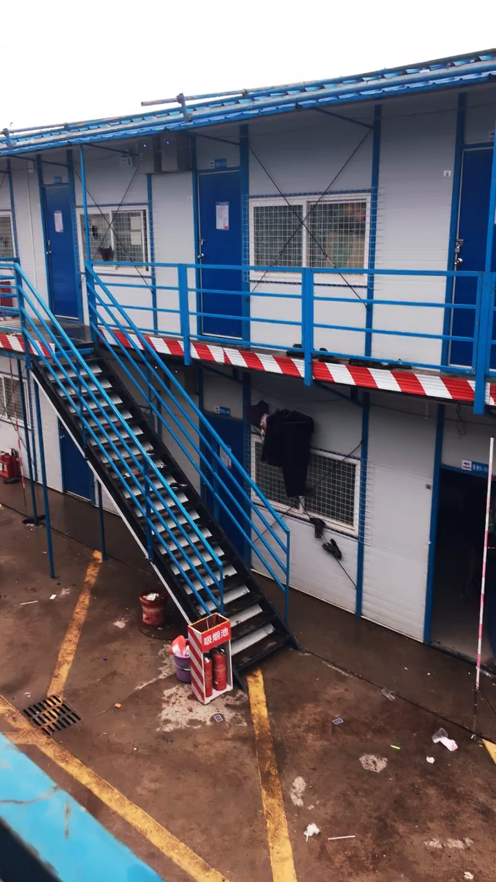 搭建这样的工棚就是农民工生活的地方.