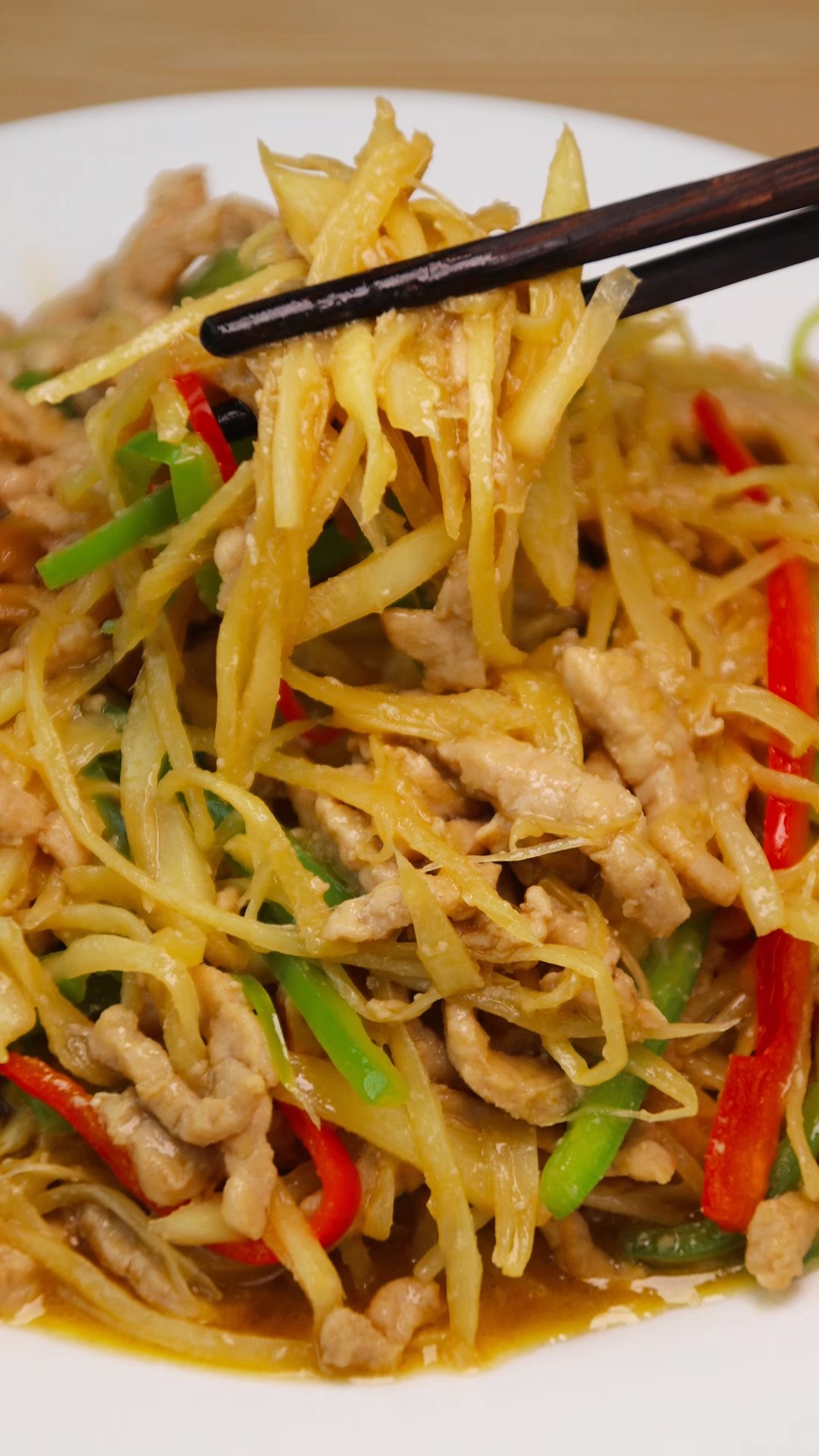 炒肉丝#嫩姜炒肉丝不粘锅方法,只要学会这一招,肉丝滑嫩鲜美,简单