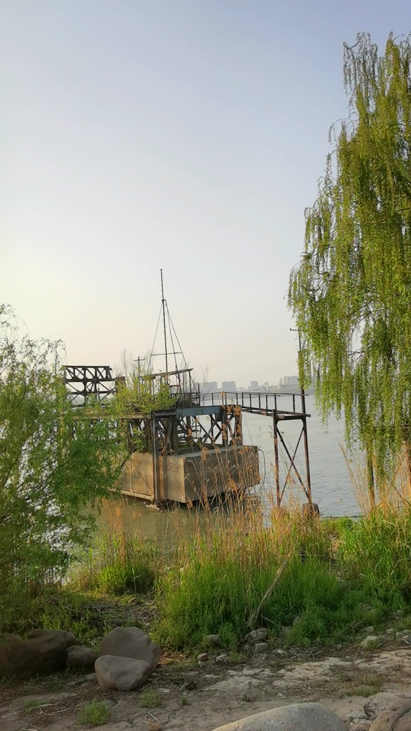 长江边的风光,这个是废弃的码头吗?南京滨江风光