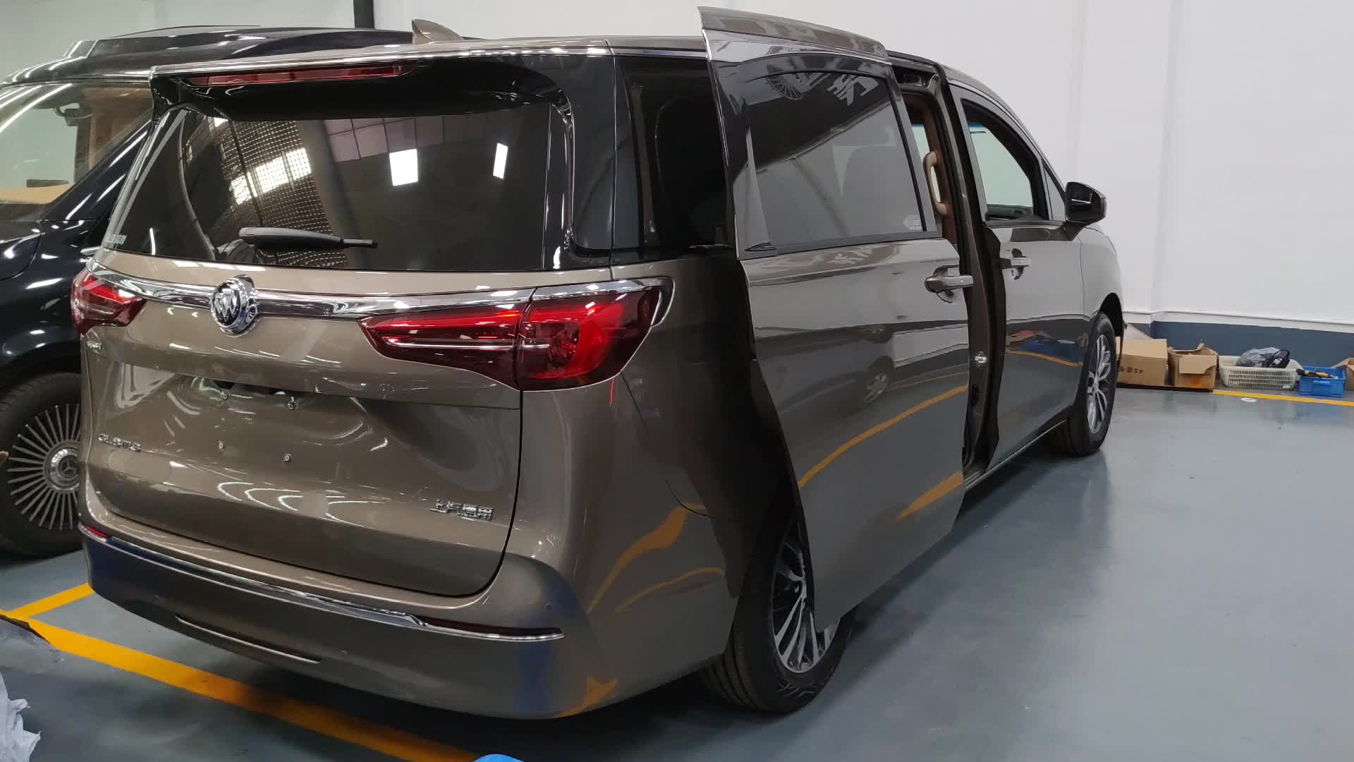 别克gl8豪华改装商务车2.0t-首付10万