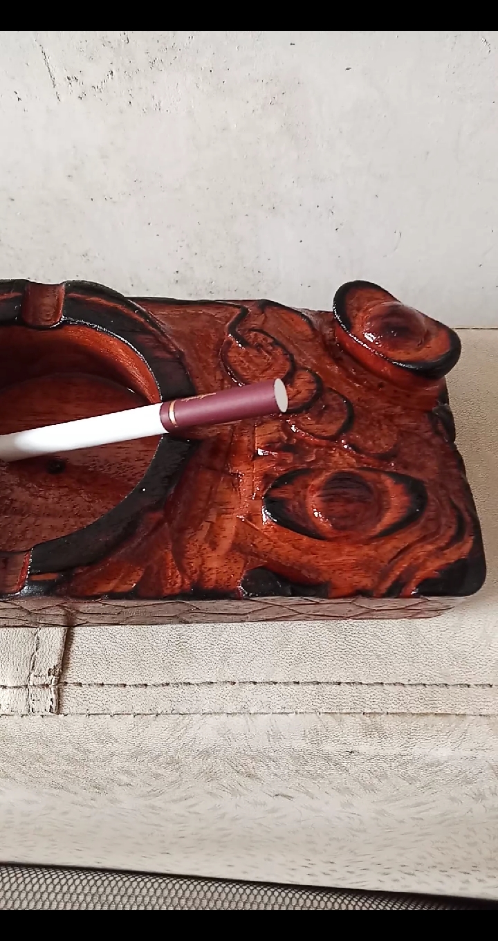 刚做的一款木雕烟灰缸