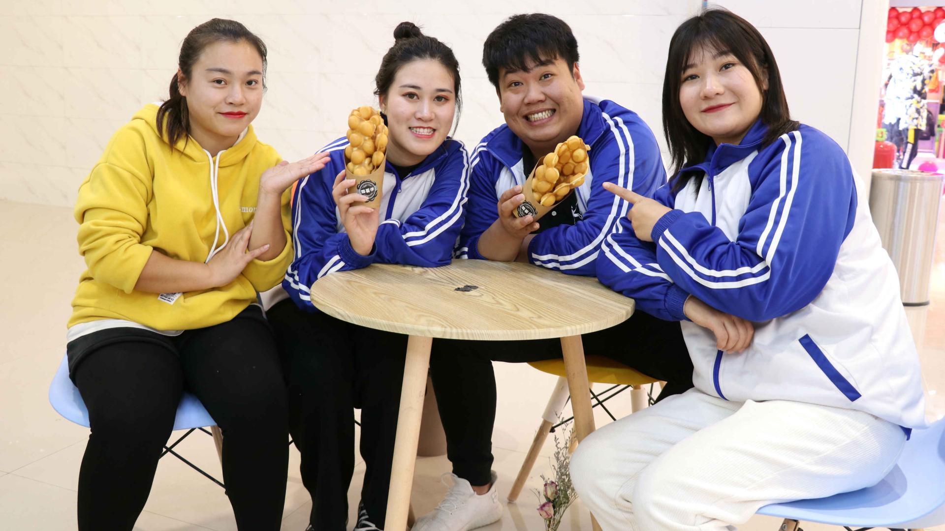 学霸王小九:老师请学生吃鸡蛋仔,两个同学吃一份,没想被王小九一口气