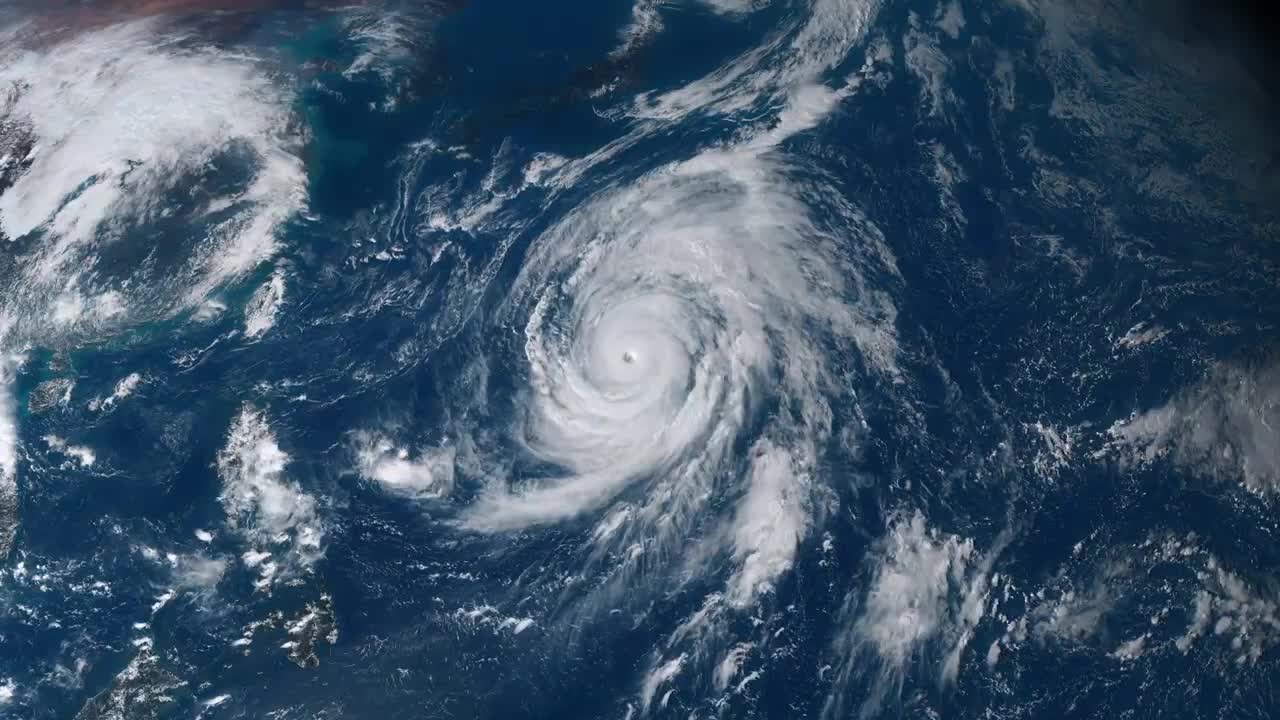 太美丽了吧?这个是太空看见的台风,好美的风眼!