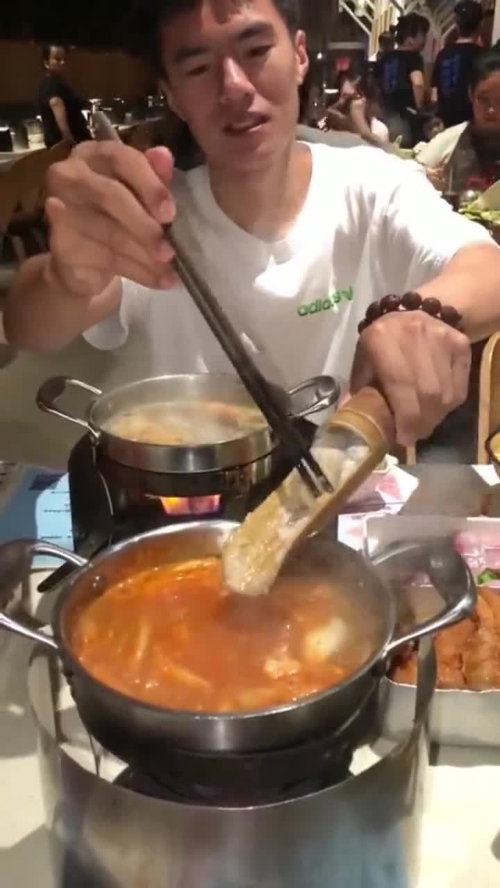 跟相亲对象吃饭,他一个动作让我傻眼了,现在跑还来得及吗