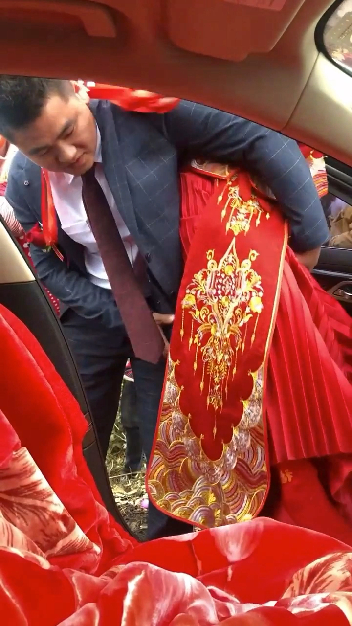 通过新郎抱新娘进婚车,你们就知道,新郎的劲有多大了