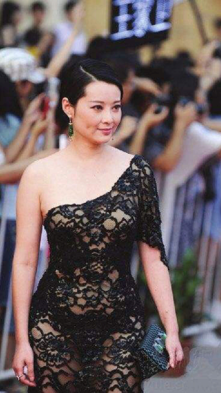 袁立透视裙出席活动,实在是迫不得已