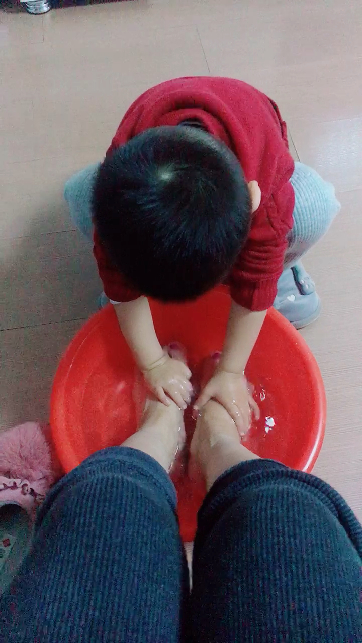 儿子给父亲洗脚的图片图片