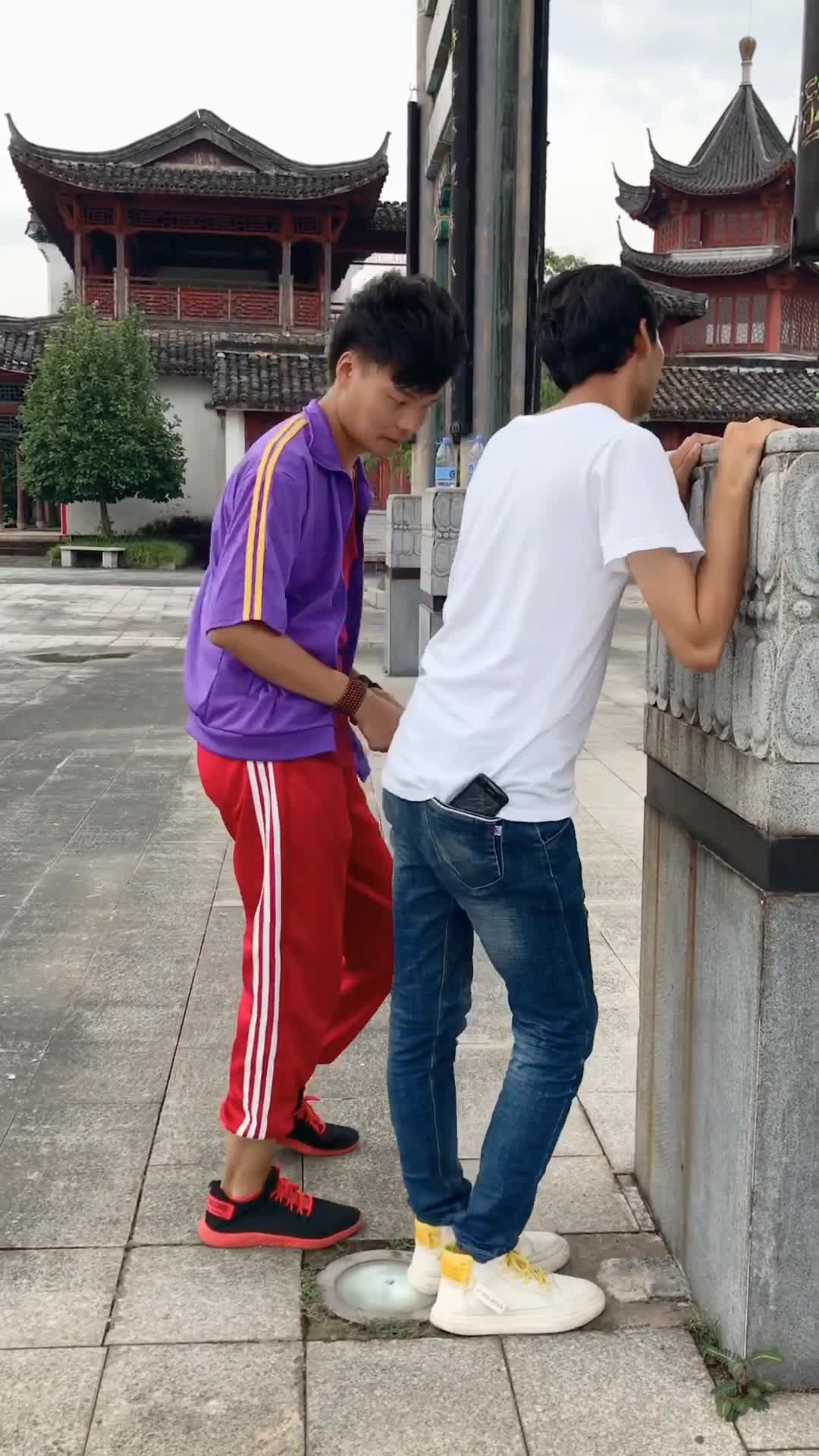 大男人扭屁股看不下去