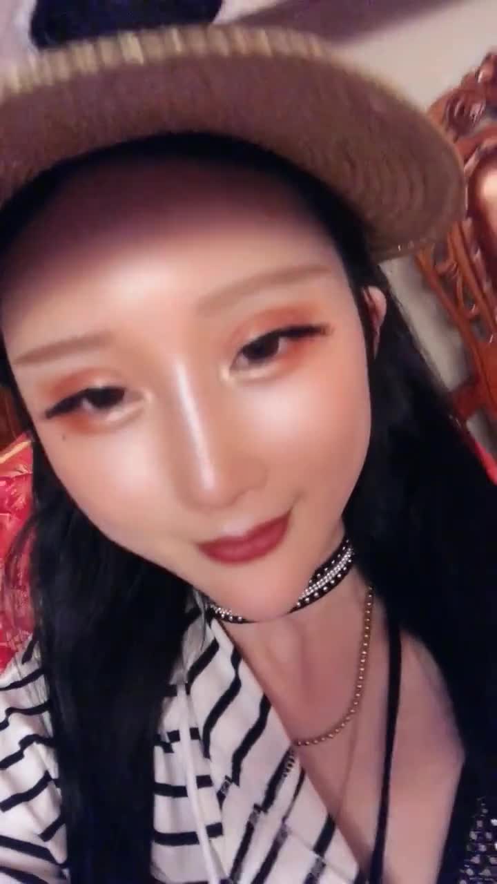 姑娘痴迷整容,睁开眼的那一刻,活生生的一张假脸,真难看!