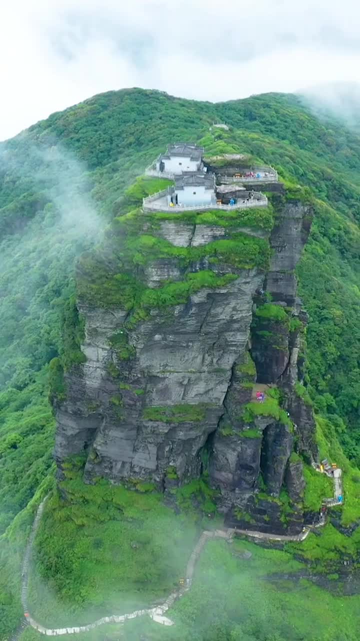 贵州梵净山,顶上建有两座房子,爬上去的路太垂直,这样的山你敢爬吗