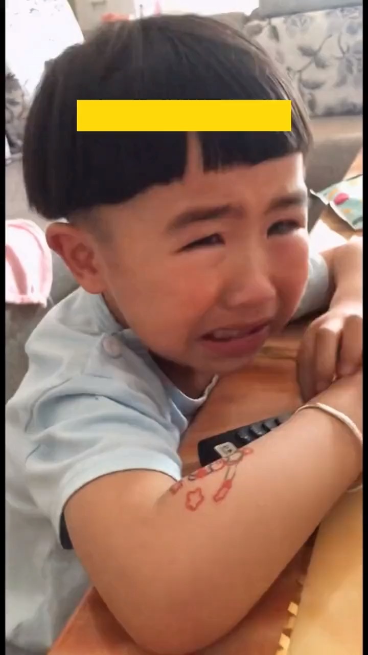 小朋友上演"哭笑不得",网友:孩子太难了