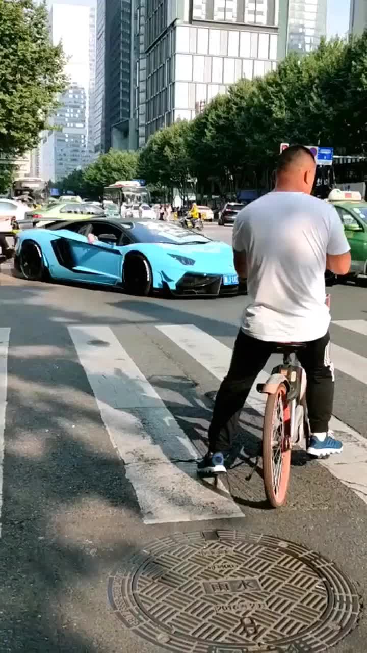 浙江富二代开dmc套件兰博大牛带京城公子炸街撩妹!
