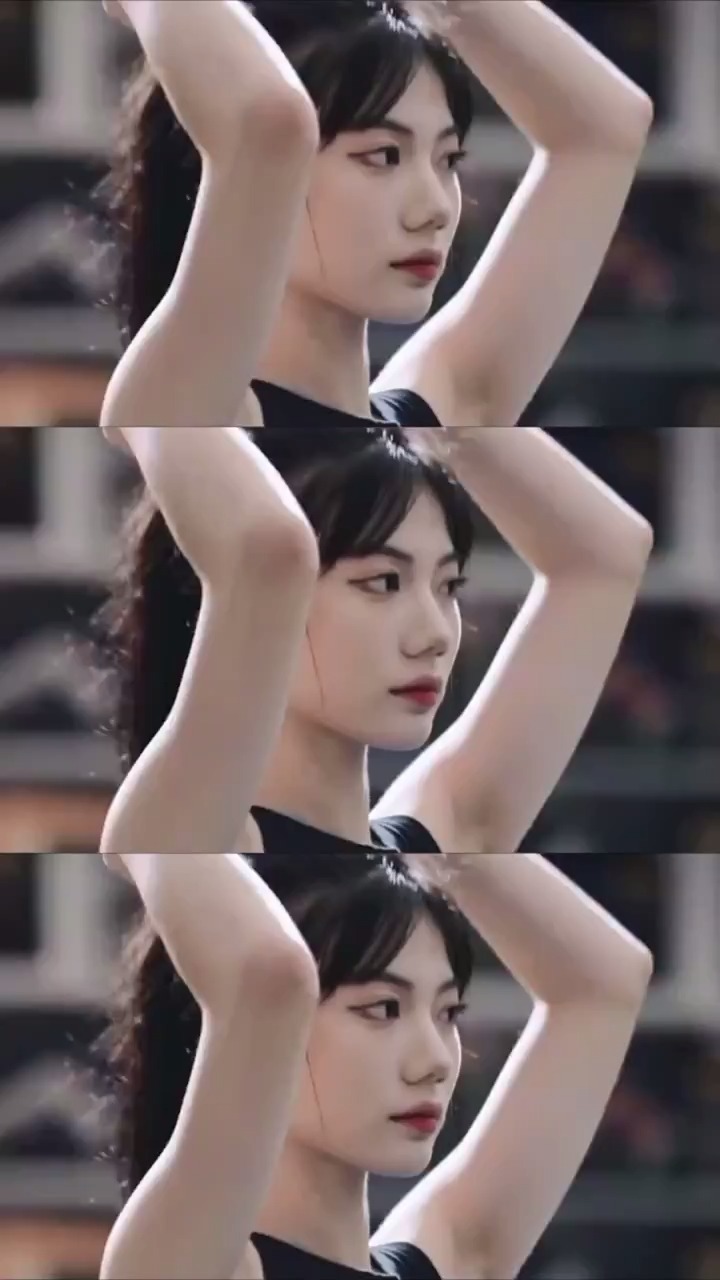 当潘明月进入森林内部取下她几乎一直没有取下的黑色眼框时拿起腰间的