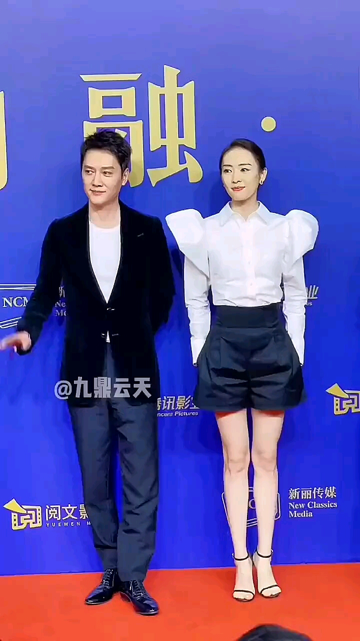 和童瑶一起出席活动,最后童瑶跨一步远离冯绍峰,这是