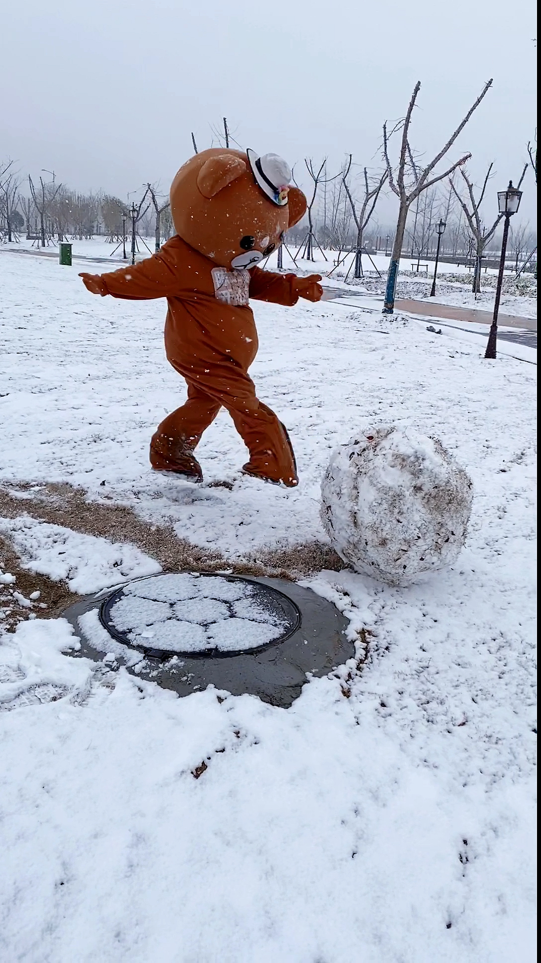 搞笑段子剧#这个雪球好大呀?
