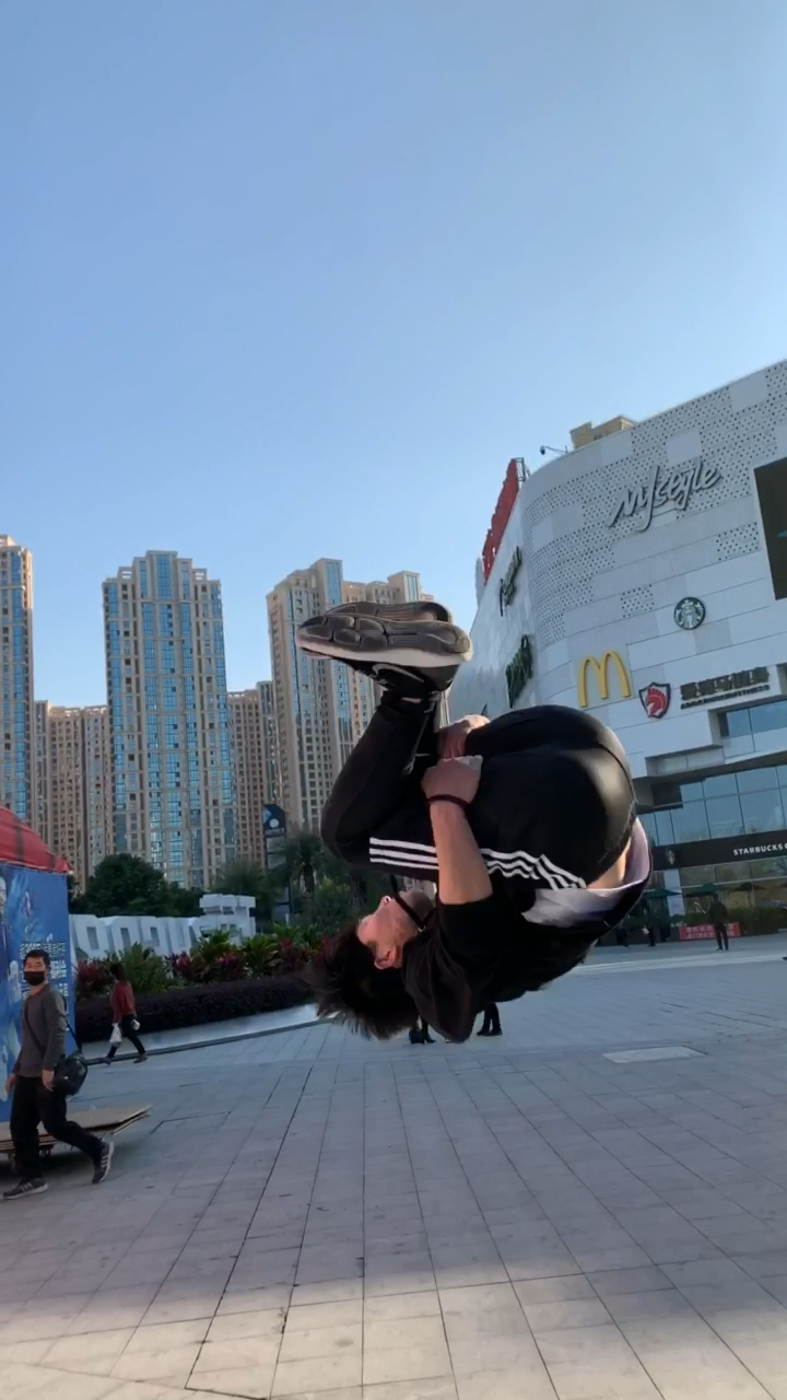 跑酷#广场上的空翻小伙,简直太帅了