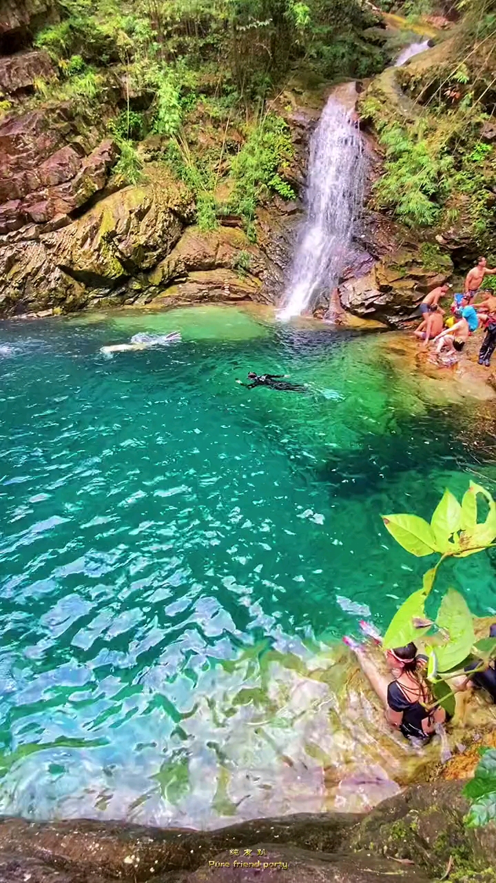广东清远一条美到窒息的天然峡谷瀑布英德龙潭山双龙潭水质清澈碧蓝