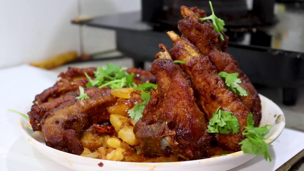 想啃排骨了,大冬买块猪排做"干锅排骨",先炸再炒,是真的香 #美食