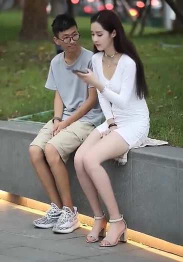 听说打出昨晚就会暴露你昨晚做了什么事,是真的吗街拍穿搭勾勾姐姐