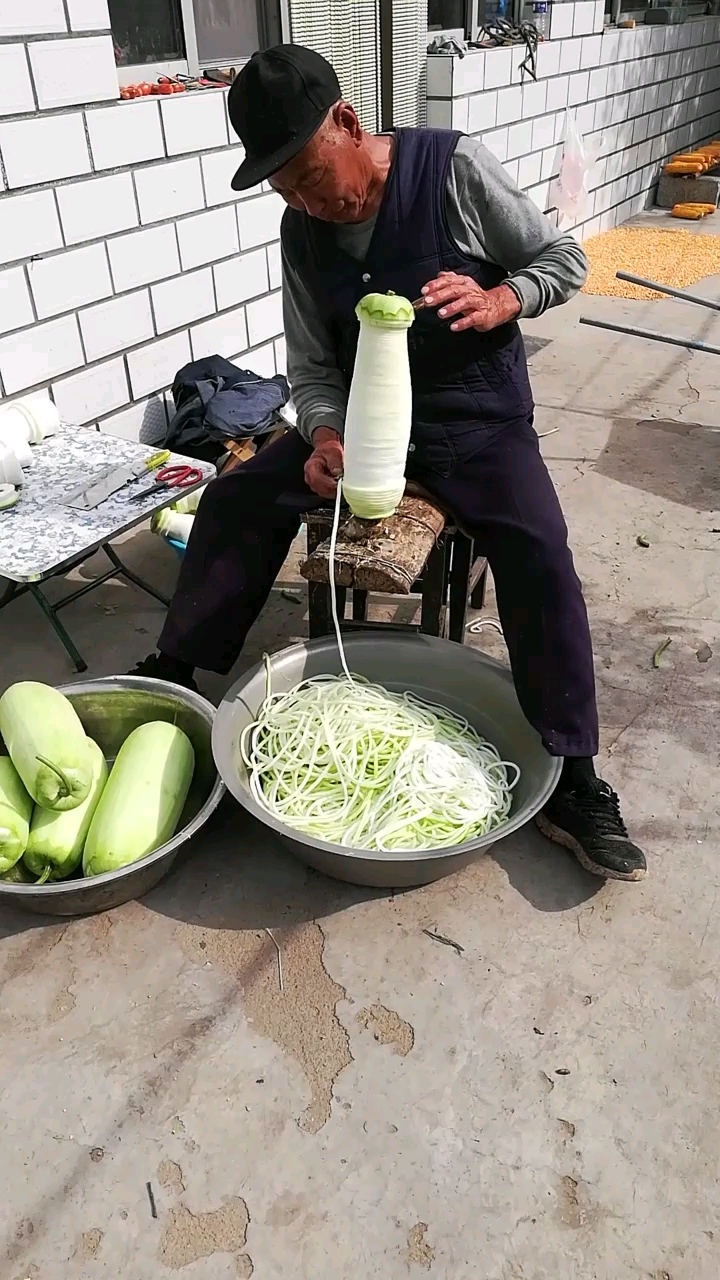 八十岁爷爷刮葫芦条,家乡手艺,我们孙子辈都失传了