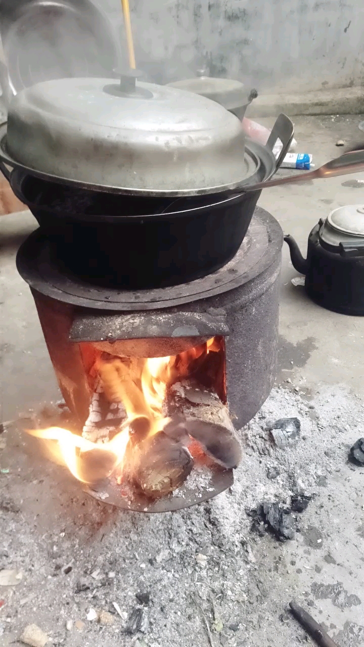 早上烧火做饭.