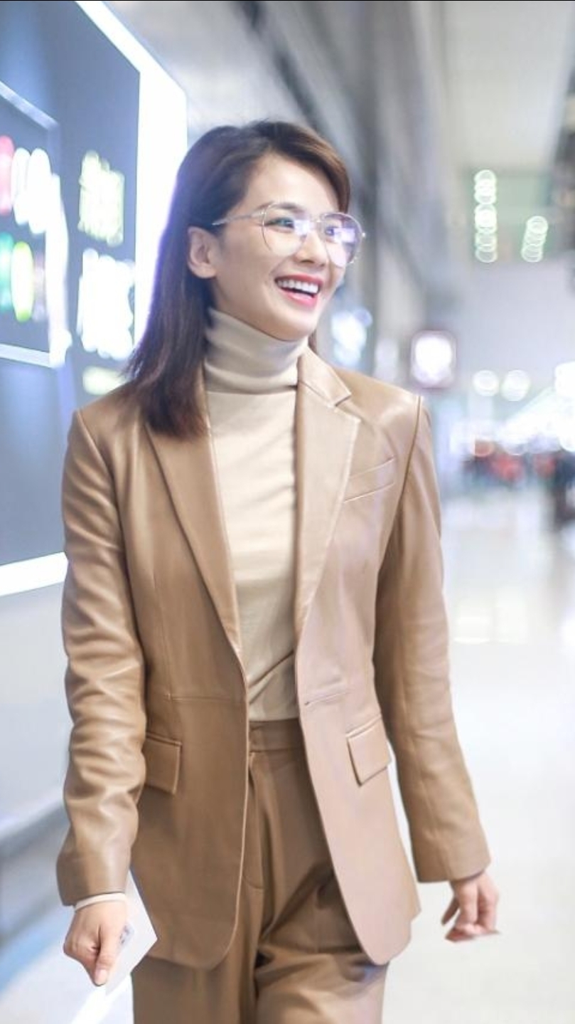 刘涛西装配大框金丝眼镜,演绎霸道女总栽