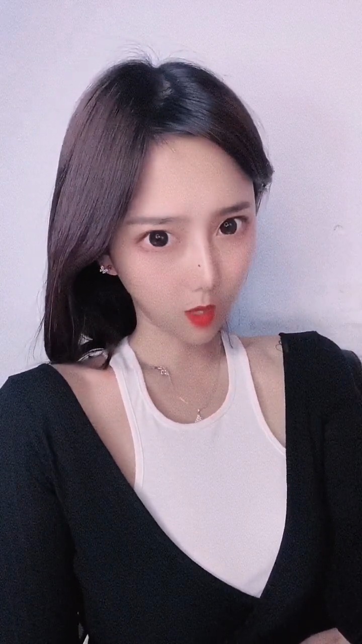 大眼睛高鼻梁的女神幽默风趣,大家喜欢吗