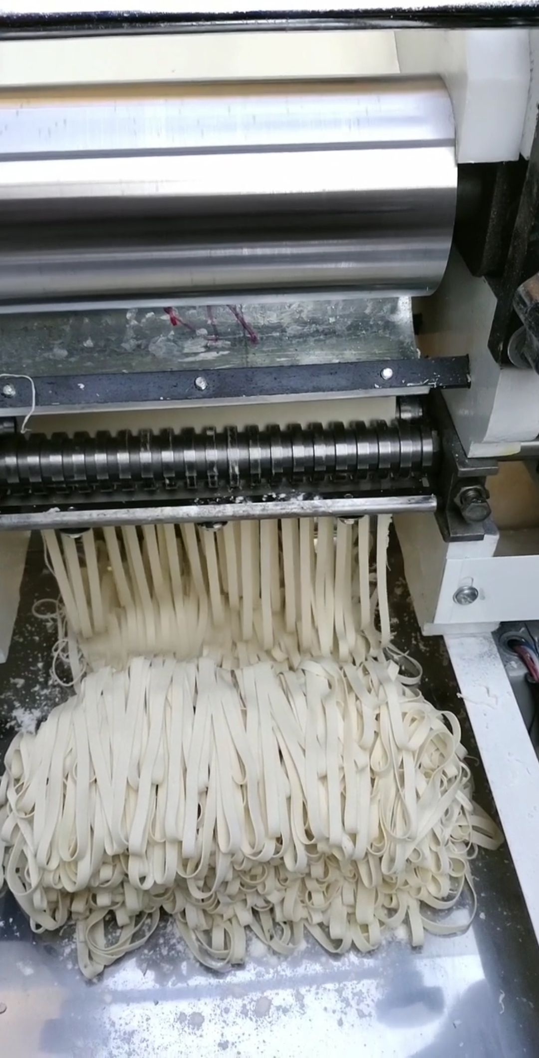 开工在即鲜面条出售饺子皮儿馄饨皮儿,压面皮儿粗面条一体,简单方便.