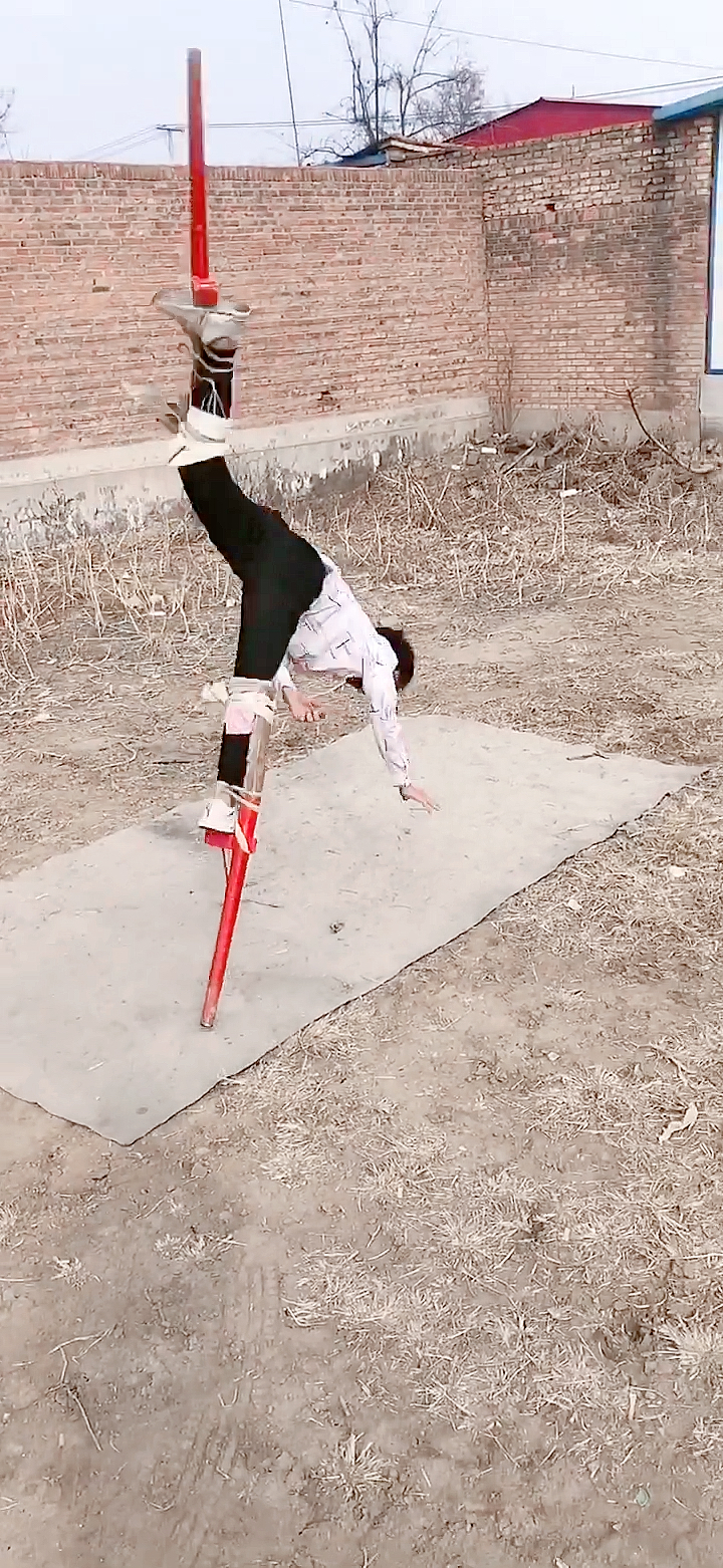 这是高手#单手翻跟斗还踩高跷,就是这么牛.医院的wifi可干好用了.