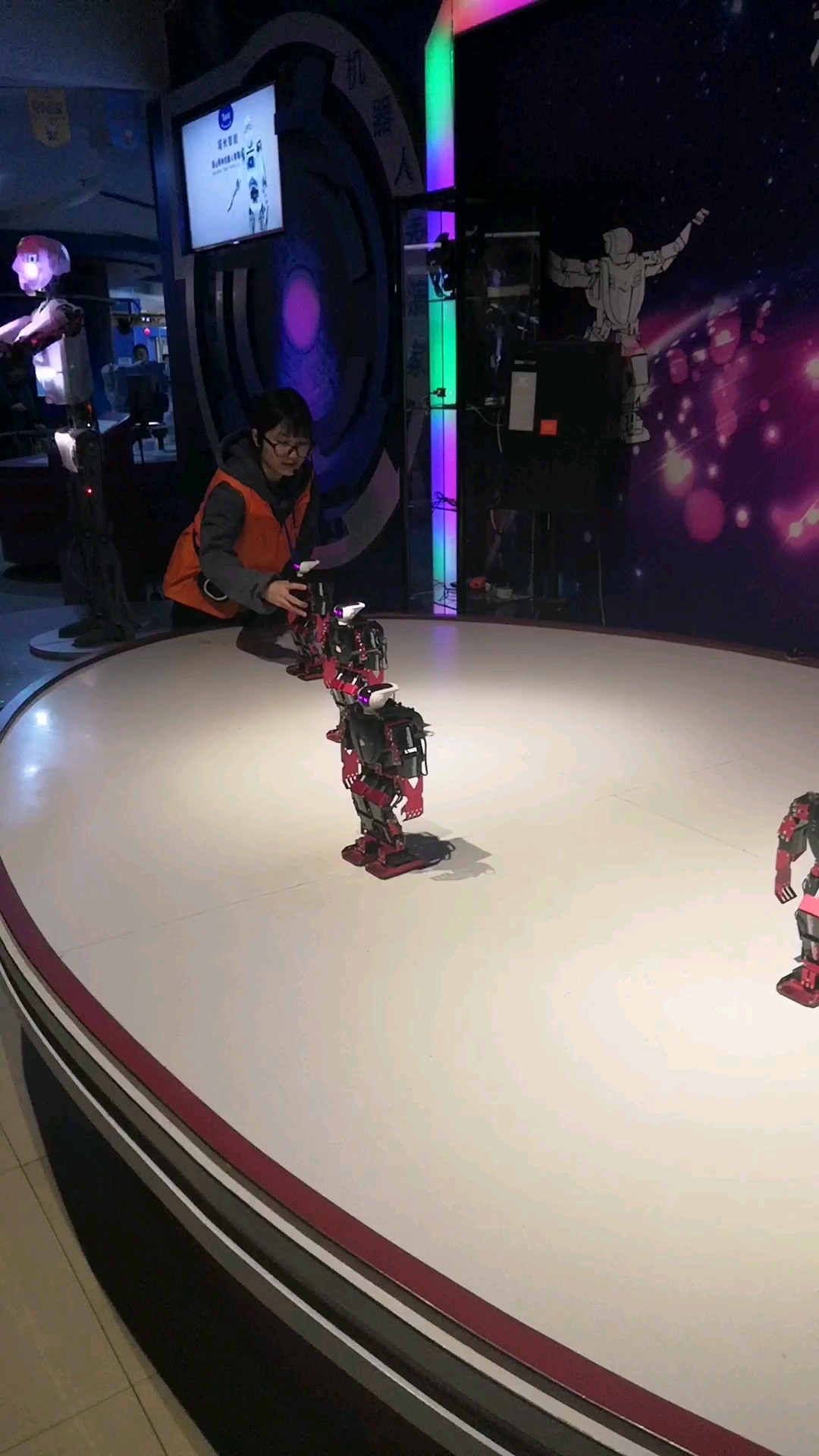 小小舞蹈机器人