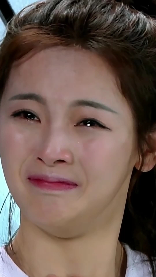 忍住不哭!杨超越.