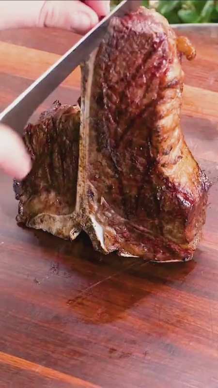 t骨牛排tbone steak一般位于牛的上腰部是一块由外脊肉脊骨和里脊肉等