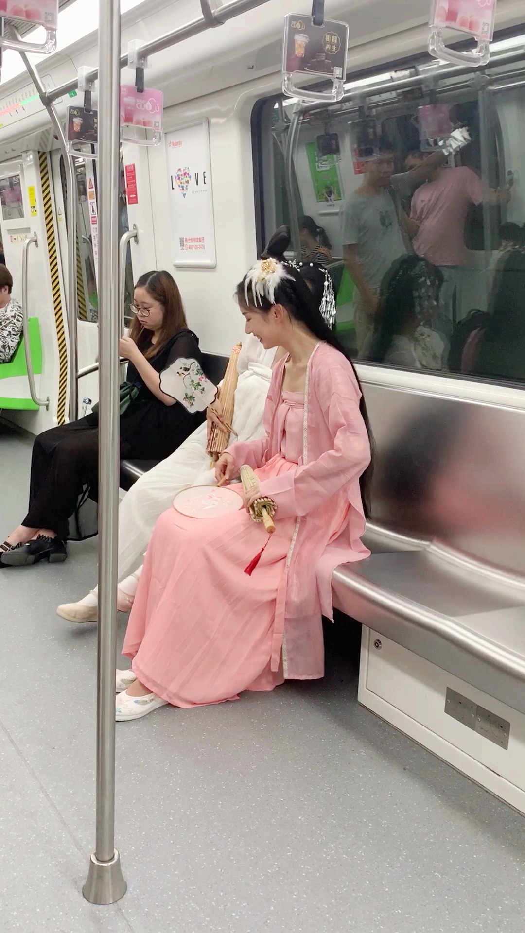 这是什么神仙颜值?杭州#地铁 4号线,捞一下这两个汉服小姐姐
