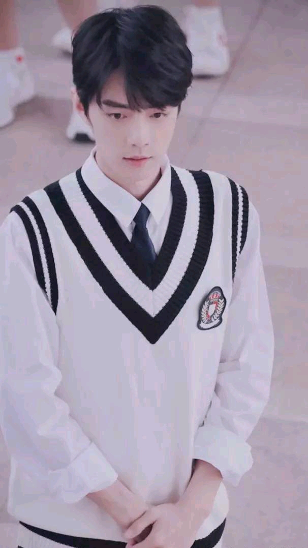 肖战学生装也很帅,上学时候也期待过有这样一个帅的会弹吉他的男朋友!