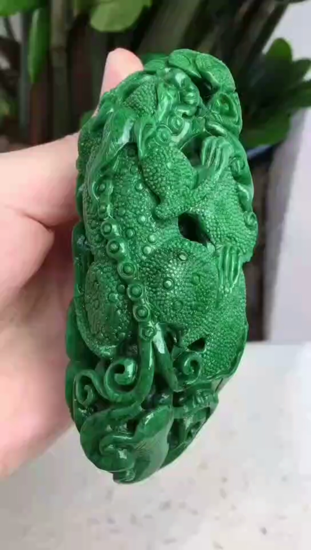 天然干青辣绿翡翠貔貅手把件.