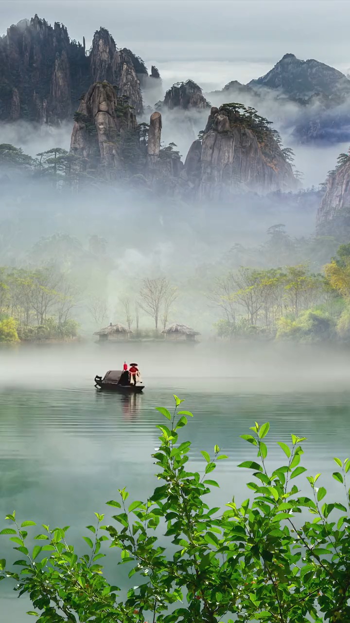 烟波江山一叶舟,宛若仙境画中游,寄情山水居世外,凡尘扰事不想愁,治愈
